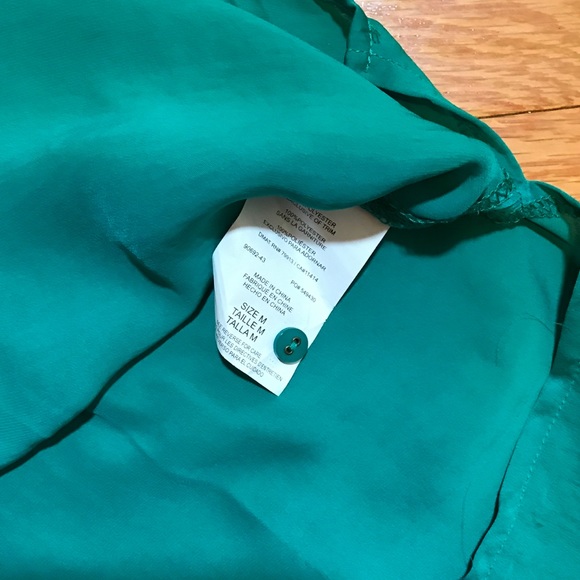 👗NWOT Emerald Silky Detailed Button Down Dr… - Picture 6 of 8